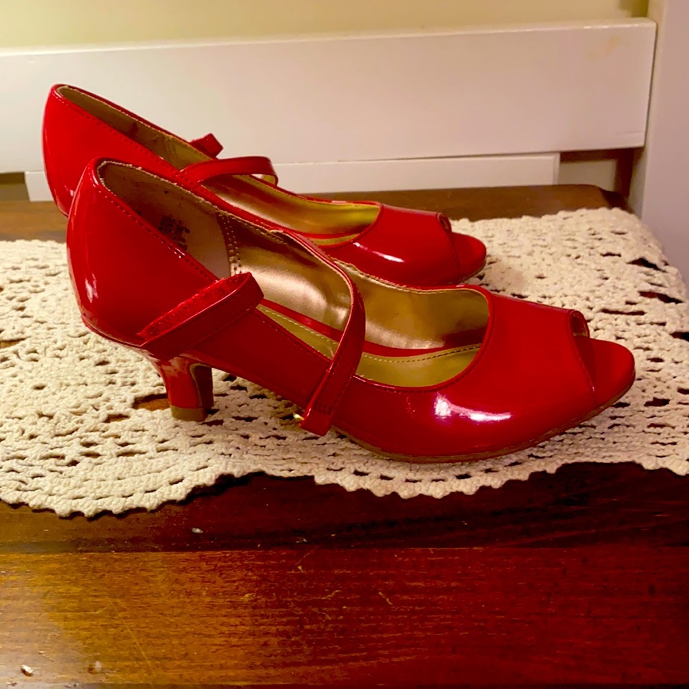 Red patent look pep toe kitten heels